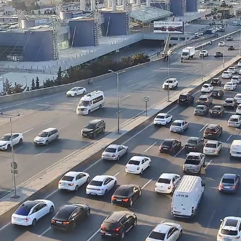 Paytaxtın bəzi küçələrində sıxlıq müşahidə olunur