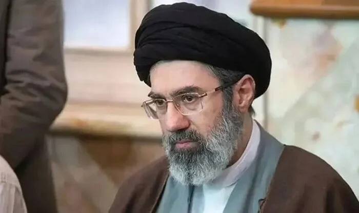 Хаменеи подключен к аппарату ИВЛ