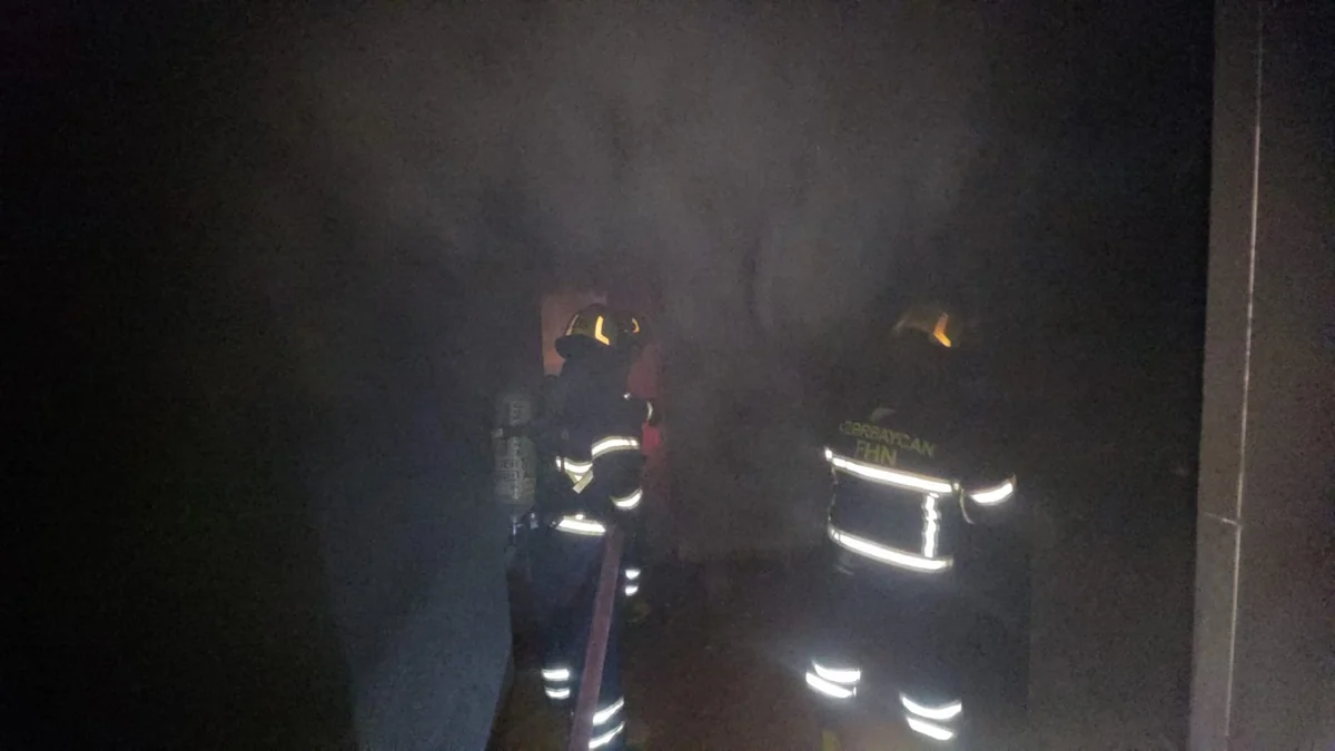 Bakıda yaşayış binasında YANĞIN baş verib : Təxliyə edilənlər var - VİDEO