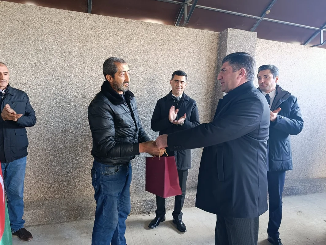 Köç karvanları Ağdərəyə çatıb, mənzillərin açarları təqdim olunub - FOTO