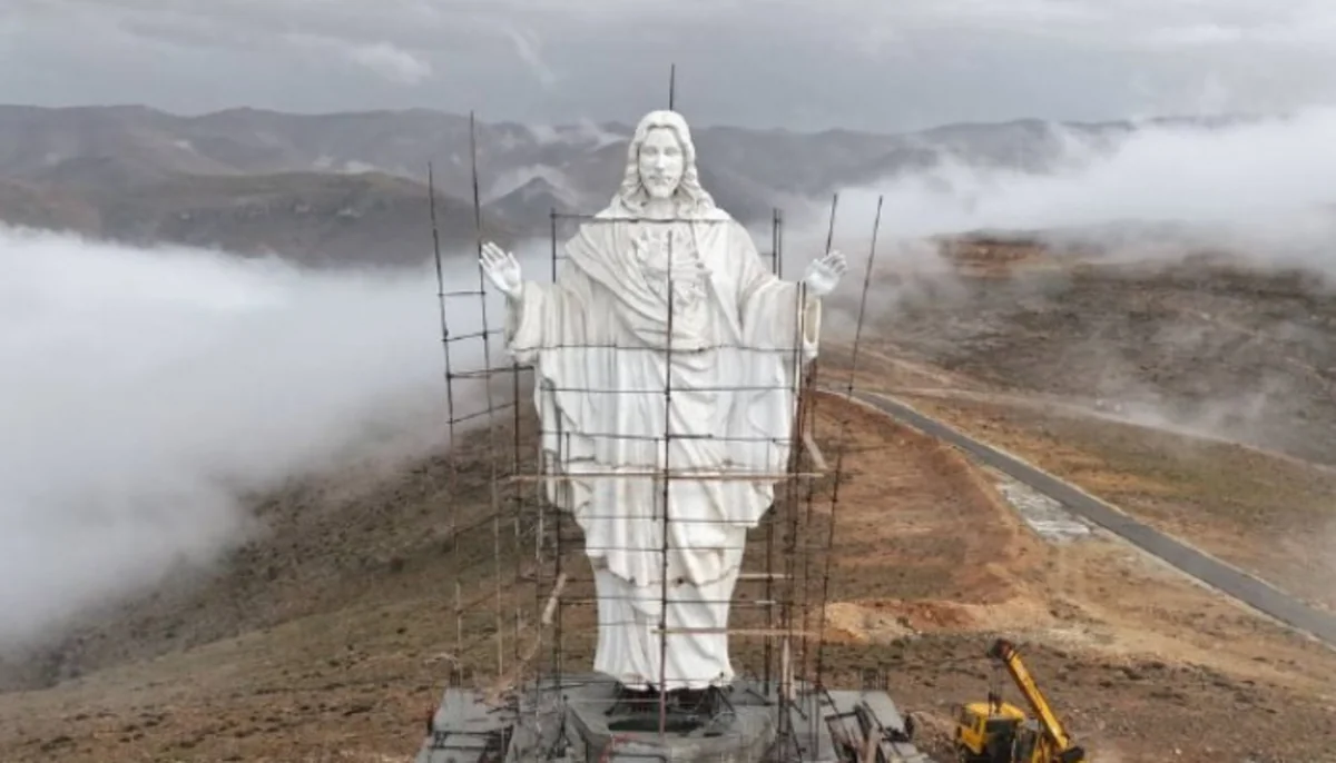 Livan-Suriya sərhədində İsa Məsihin 26 metrlik heykəli ucaldıldı
