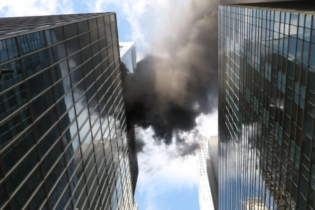 В нью-йоркском небоскребе произошел сильный пожар - ВИДЕО