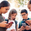 Bu ölkə məktəblərdə telefondan istifadəni qadağan etdi