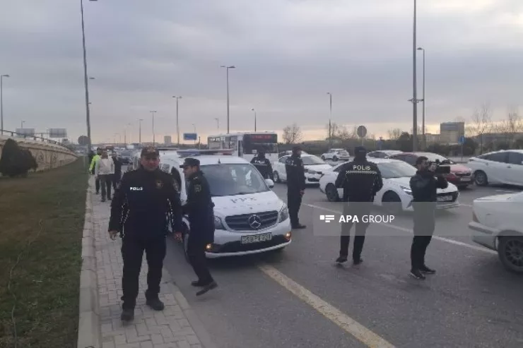 Koroğluda avtomobil yolu keçmək istəyən piyadanı vurub öldürdü - FOTO