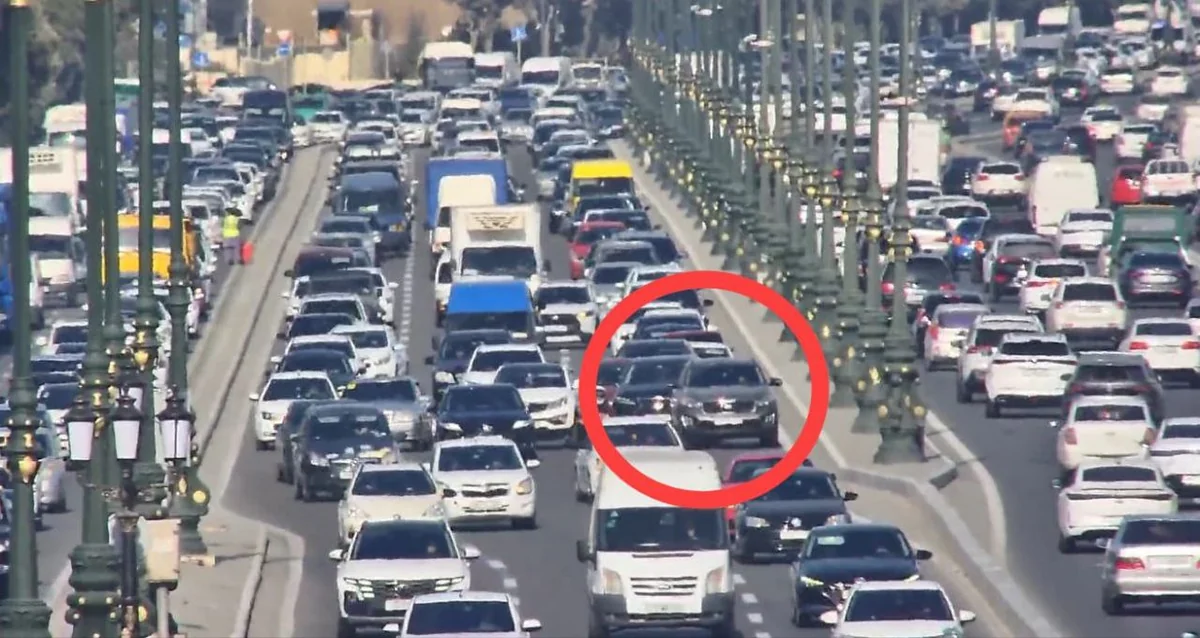 Bakının mərkəzində qəza uzun tıxaca səbəb oldu - FOTO