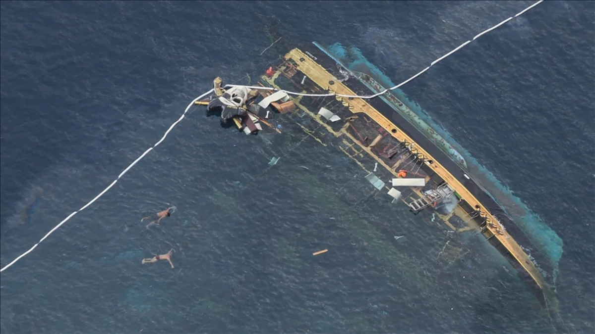 Miqtrant gəmisi qəzaya düşdü - Çox sayda həlak olan var