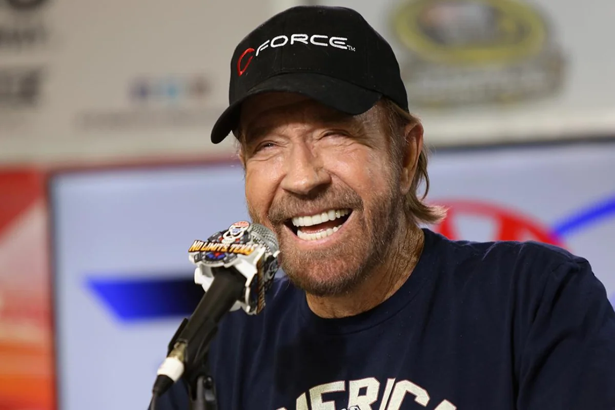 СМИ: Чака Норриса госпитализировали на Гавайях