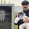 Nəvəsi və oğlu Milli Qəhrəmanın məzarını ziyarət etdi