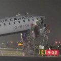 Четыре человека пострадали при столкновении самолета Air Canada Express с транспортом - ОБНОВЛЕНО