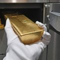Впервые с 2002 года: Россия начала распродавать золотой запас