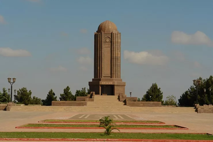 Gəncədə qadın Nizami məqbərəsinin körpüsündən yıxıldı