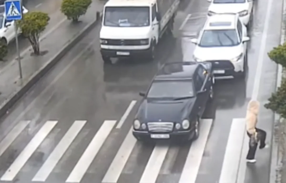Дождь ошибок не прощает: в Баку водитель спровоцировал аварию на 