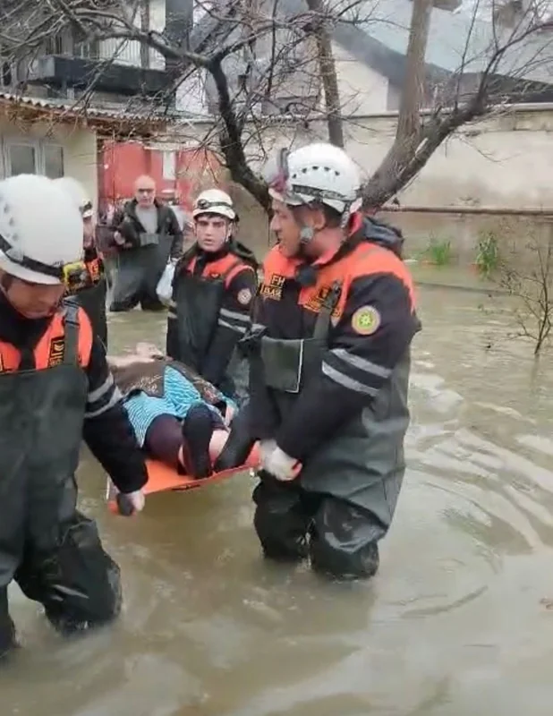 Спасатели МЧС эвакуировали свыше 210 человек - ВИДЕО