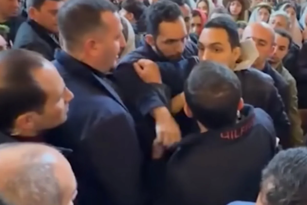 В Ереване задержали двух граждан после инцидента с участием Пашиняна в церкви-ВИДЕО