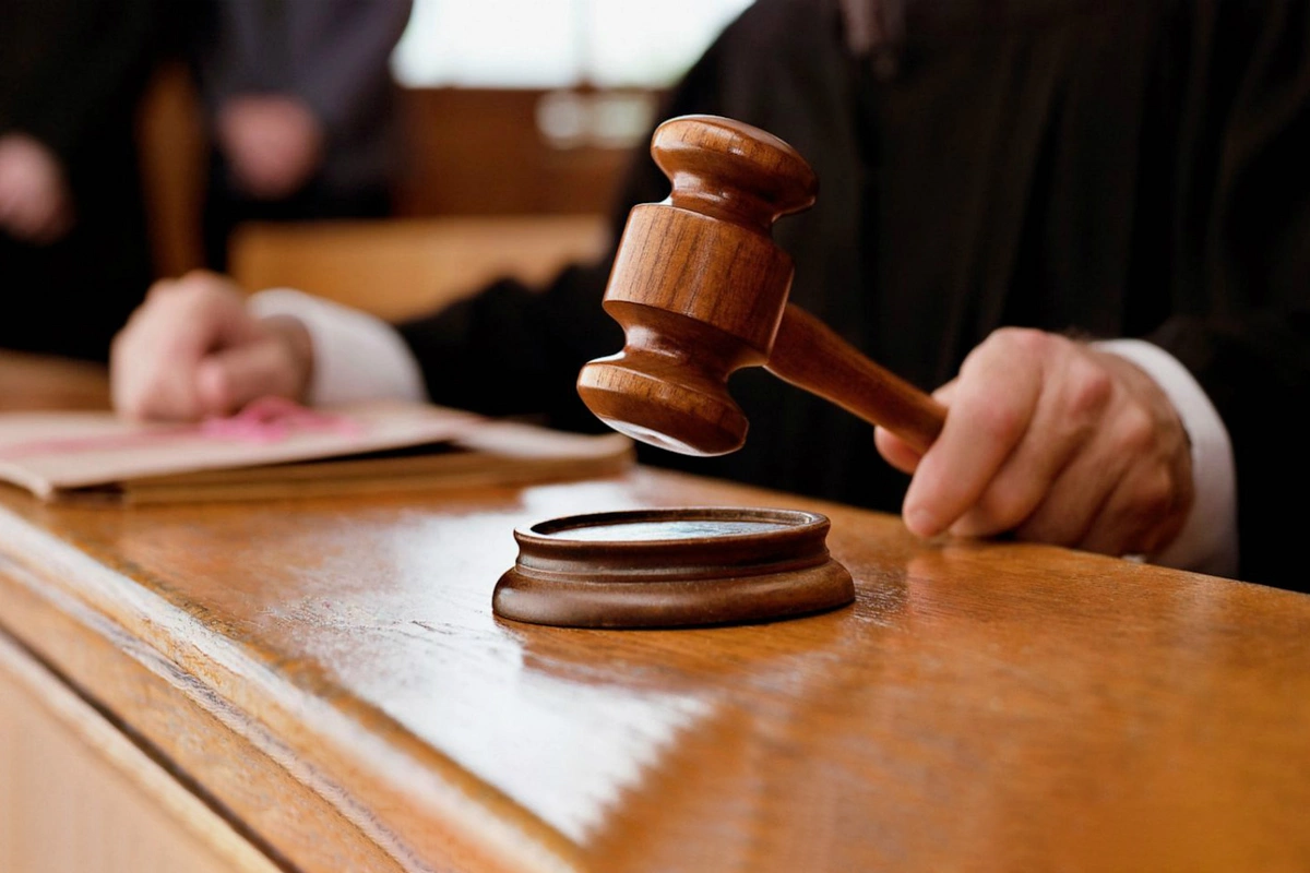 Məhkəmə küçədə bacısını döyən qadını cəzadan azad etdi