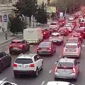 На ряде улиц и проспектов Баку затруднено движение транспорта
