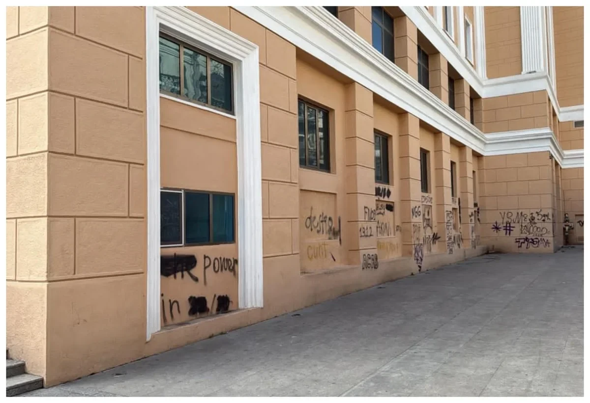 Nizami Kino Mərkəzinin divarına qrafit çəkənlər saxlanıldı