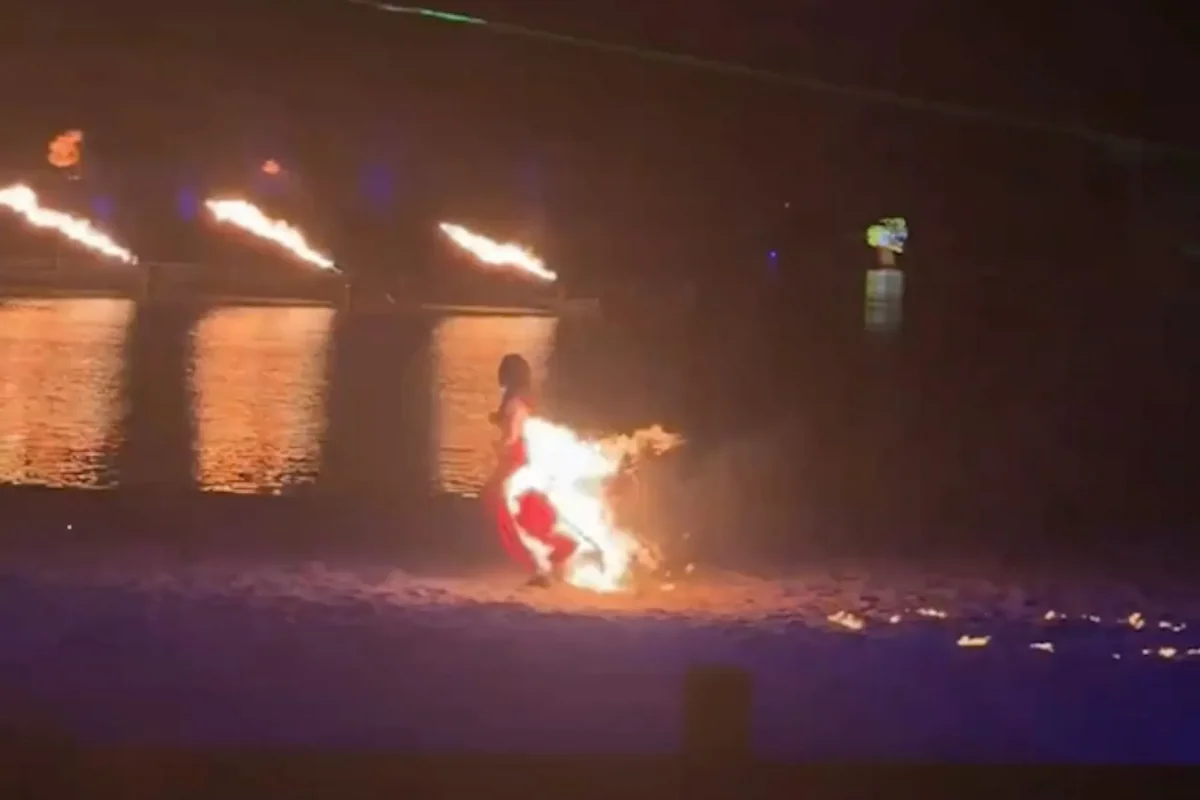 В Китае женщина загорелась во время исполнения танца 