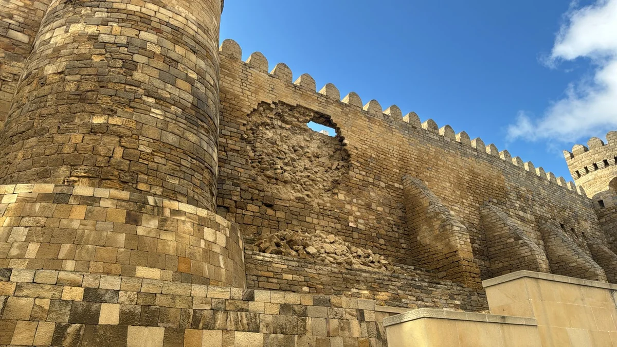 İçərişəhərdə qala divarlarının bir hissəsi AŞINDI