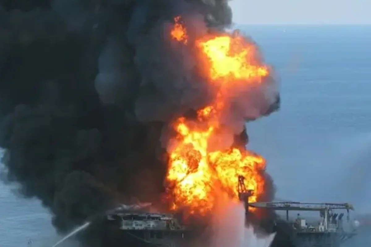 Ukrayna ordusu Xəzər dənizində Rusiya platformalarını vurub - VİDEO
