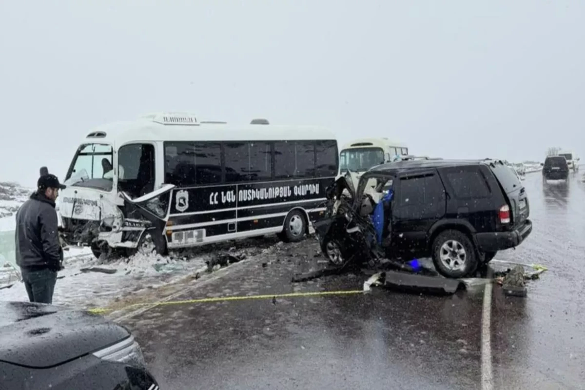 Paşinyanın kortejini müşayiət edən avtobus qəza törədib - Ölən və yaralananlar var