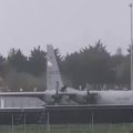 В Ирландии мужчина напал с топором на военный самолет США