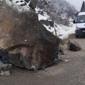 В Ордубаде в результате обрушения скальных пород повреждена дорожная инфраструктура