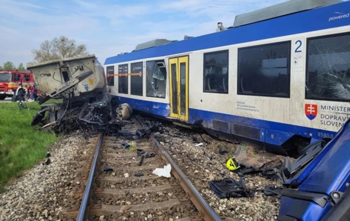 Qatarla yük maşını toqquşdu - Ölən və yaralılar var - FOTO