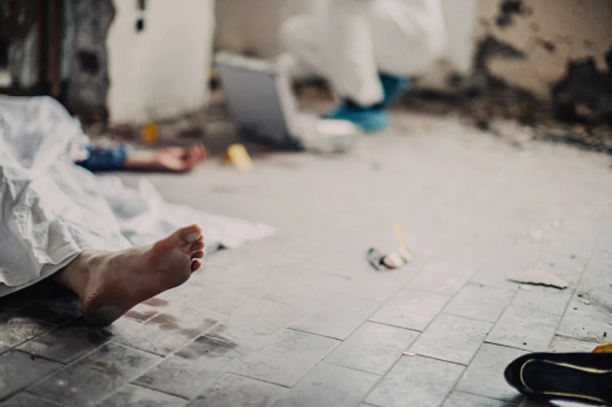 Gənc oğlanın meyiti evin həyətində aşkarlandı