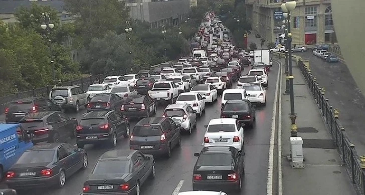 В Баку на ряде автомобильных дорог затруднено движение транспорта