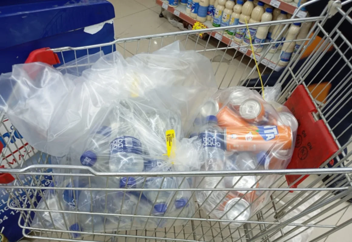 Salyanda marketdə istehlaka yararsız məhsullar aşkarlanıb - FOTO