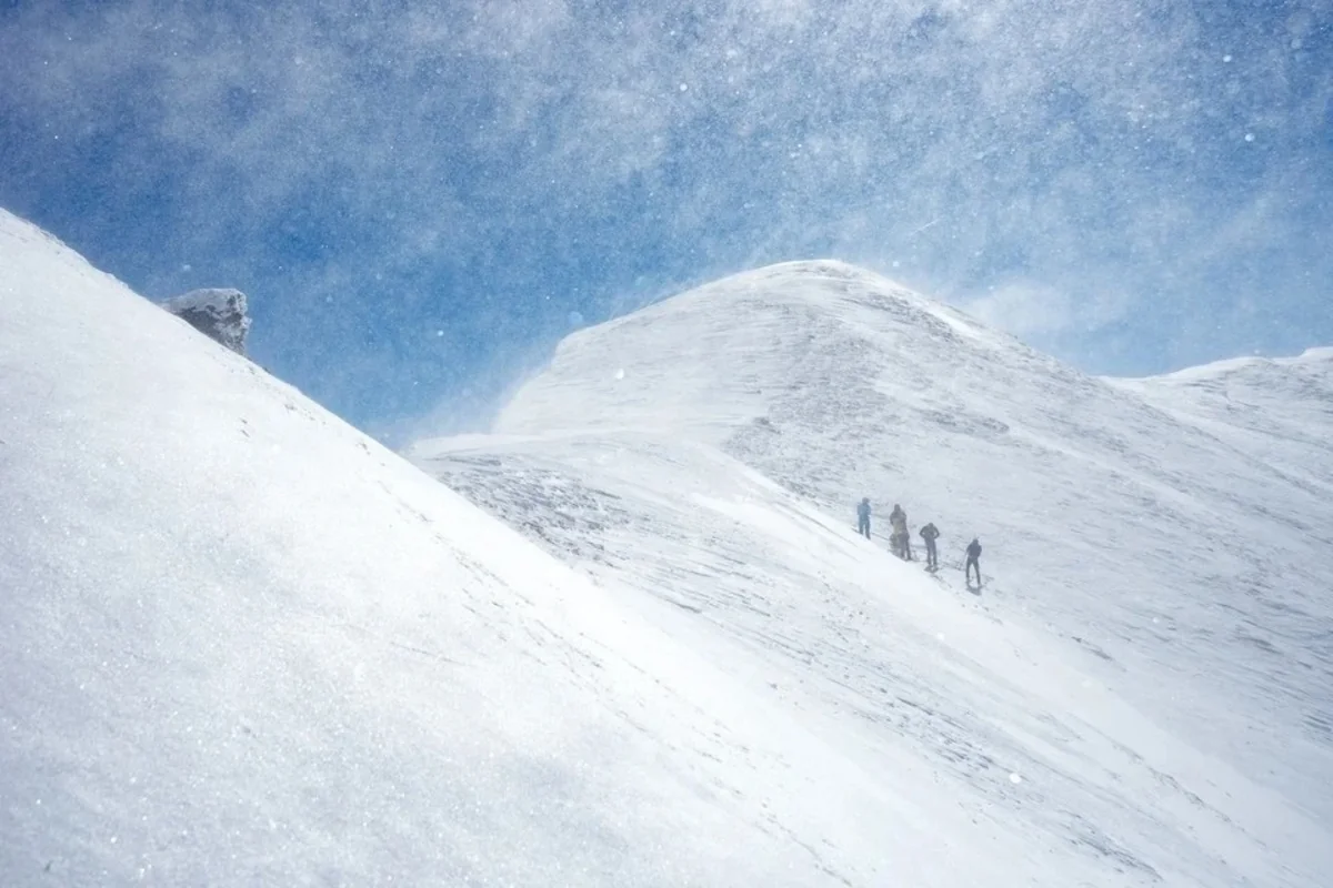 Everestdə buzlaq çökdü - Yüzlərlə turist baza düşərgəsində qaldı