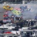Авария с участием до 30 автомобилей произошла на американских гонках NASCAR-ВИДЕО