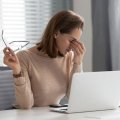 Kompüterdə işləyənlər üçün göz xəstəlikləri riski: Quru göz sindromu və miopiyadan necə qorunmalı?