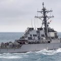 Эсминец США Higgins остался без света из-за неисправности электрики