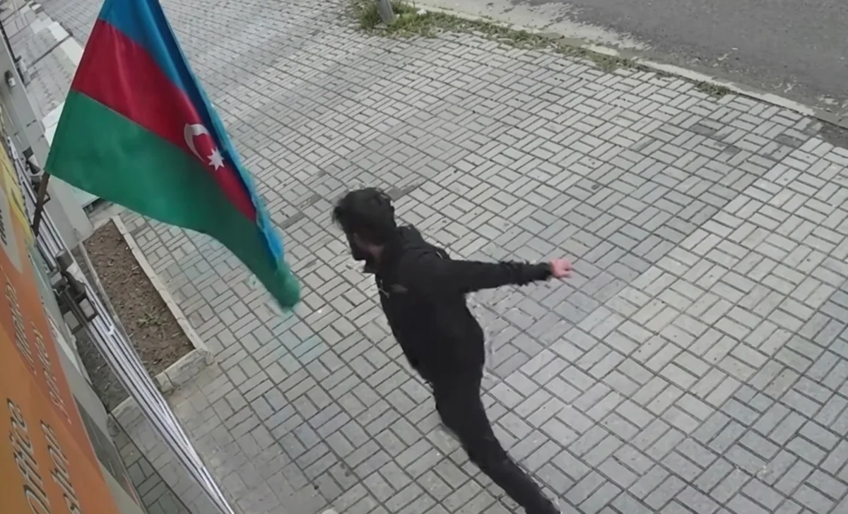 Bayrağa hörmətsizlik edən şəxs polis əməkdaşları tərəfindən saxlanılıb - FOTO
