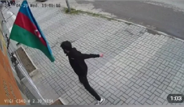 В Сумгайыте полиция задержала мужчину, проявившего неуважение к Государственному флагу