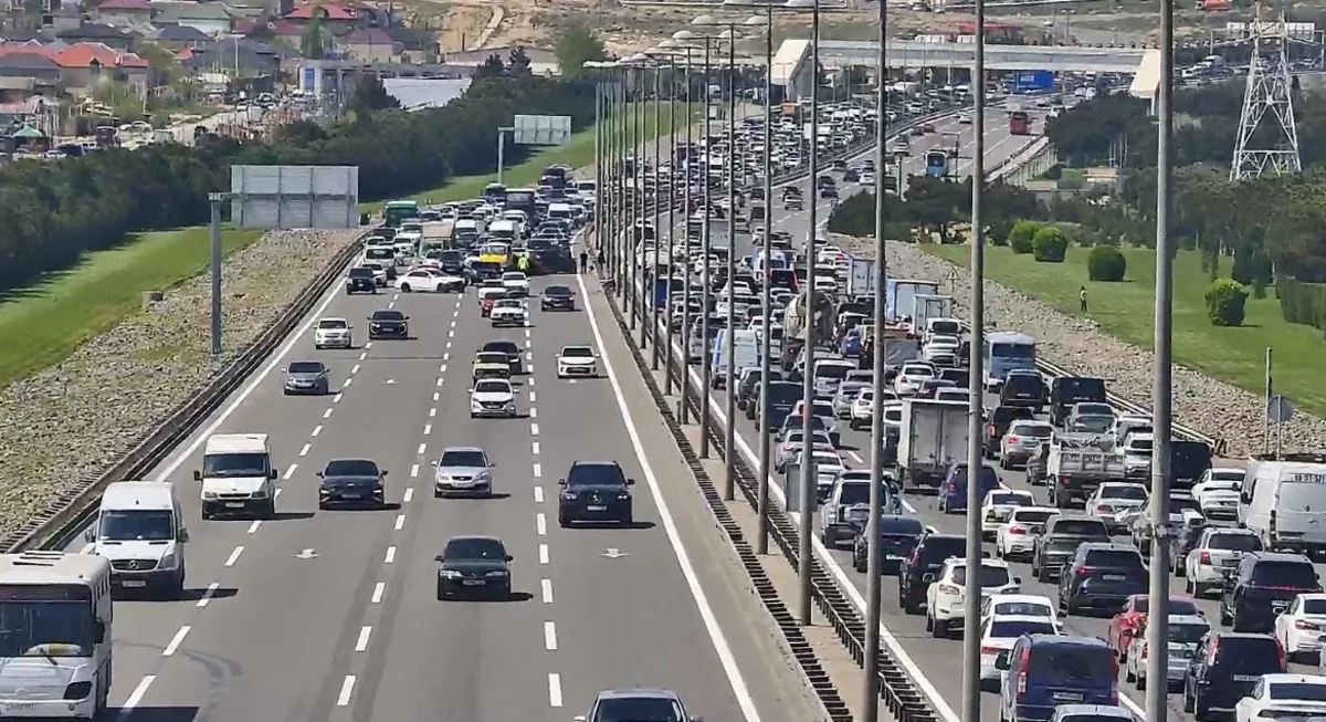 Aeroport şosesində qəza baş verib, sıxlıq yaranıb