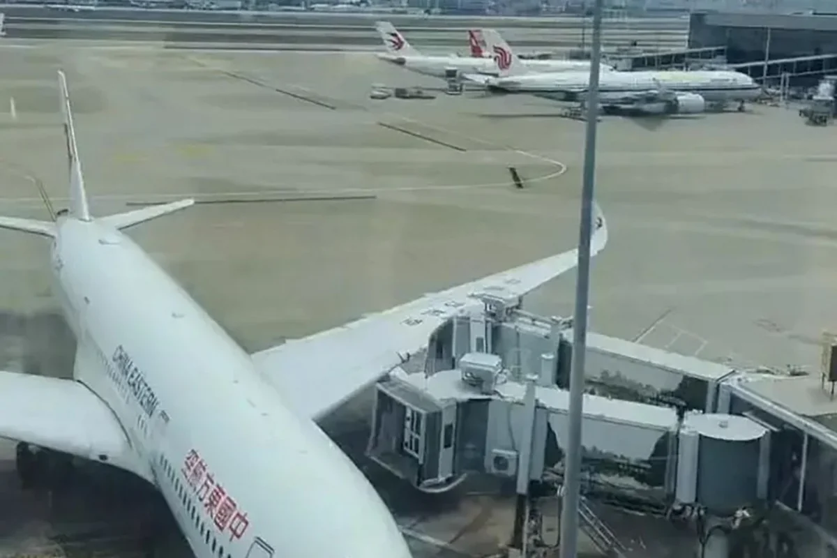 Sərnişin təyyarəsi Şanxay hava limanında trapla toqquşub - VİDEO