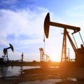На мировом рынке нефть подешевела почти на 2 доллара