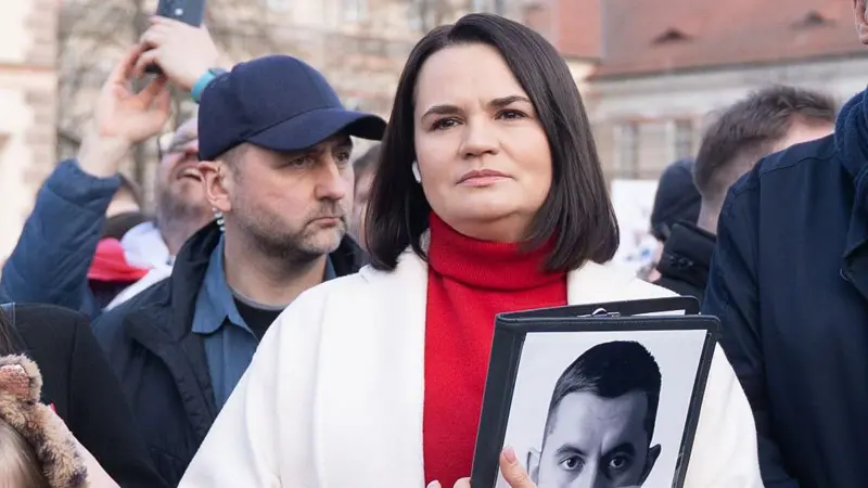Tixanovskaya Trampın nümayəndəsi ilə danışdı, Belarusda proqramçıya 5 il həbs verildi - BBC