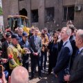 Иностранные дипломаты посетили место удара ВС РФ в Киеве, где погибли 24 человека