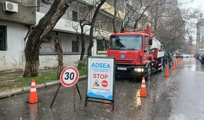 В Баку устраняют последствия сильного дождя