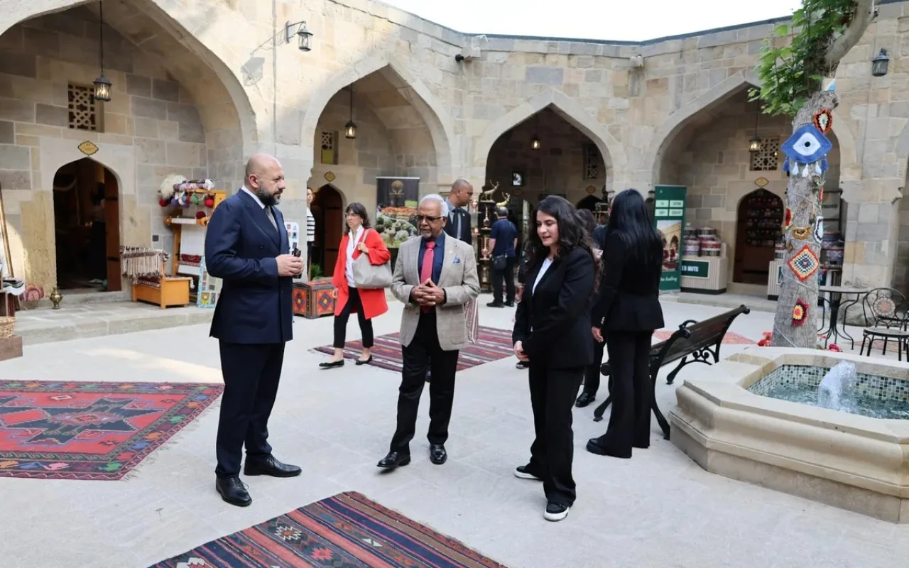 Mavriki Prezidenti İçərişəhərdə oldu - FOTOLAR