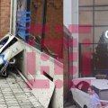 Sürücü avtomobili tibb mərkəzinə çırpdı