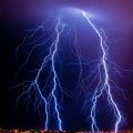 В Индонезии от удара молнии один человек погиб, четверо пострадали