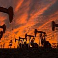 Нефть на мировых рынках подешевела на 6%
