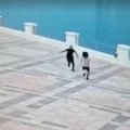 Bulvarda qadına qarşı əxlaqsızlıq edən şəxsin görüntüləri yayıldı - VİDEO
