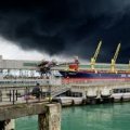 В Туапсе загорелся морской терминал после атаки беспилотников