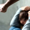 Azərbaycanda DƏHŞƏT: Bıçağı anasının boğazına sapladı